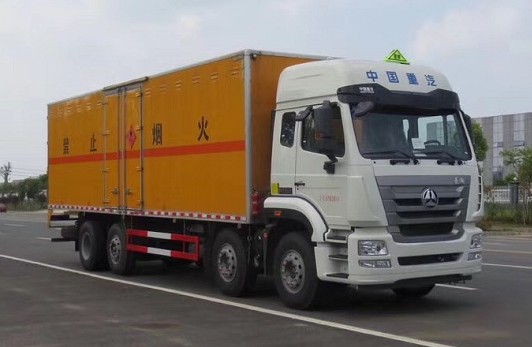 重汽豪瀚前四后六9.5米易燃液體廂式運輸車圖片 重汽豪瀚前四后六9.5米易燃液體廂式運輸車圖片